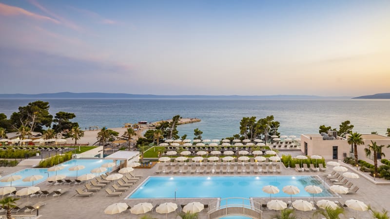 Poolomrde med havsutsikt p hotell Aminess