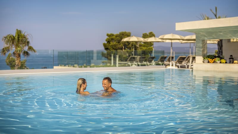 Tv personer badar poolen p hotell Aminess
