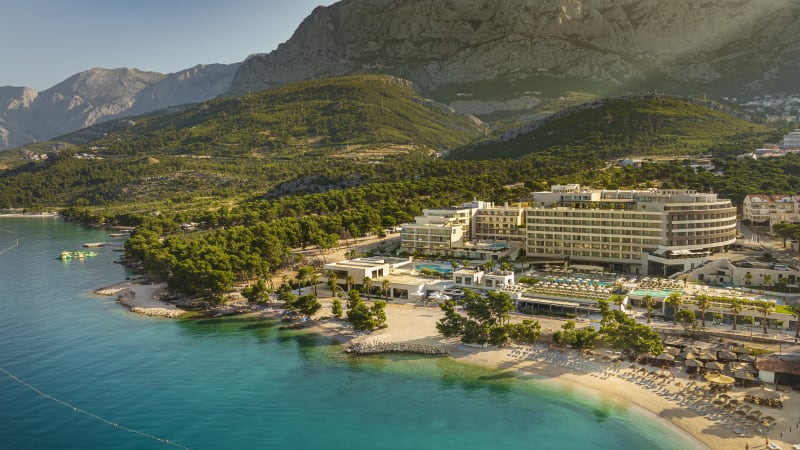 Vy ver Aminess Khalani Beach hotell och makarska rivieran