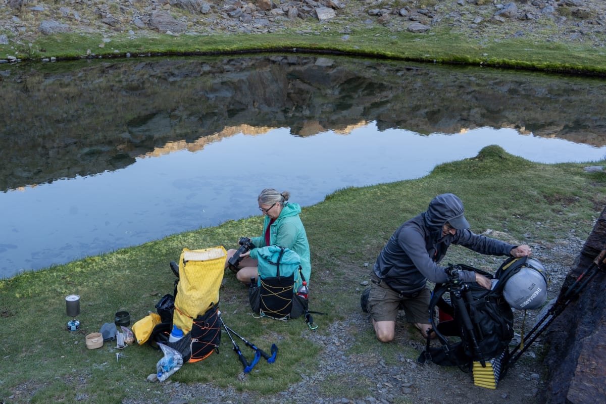 Coffee stop on the grassy banks of Laguna Misterioso