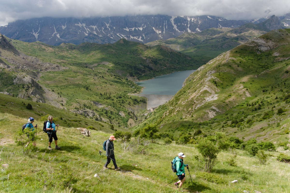 Traversing down to the Embalse de Escarilla