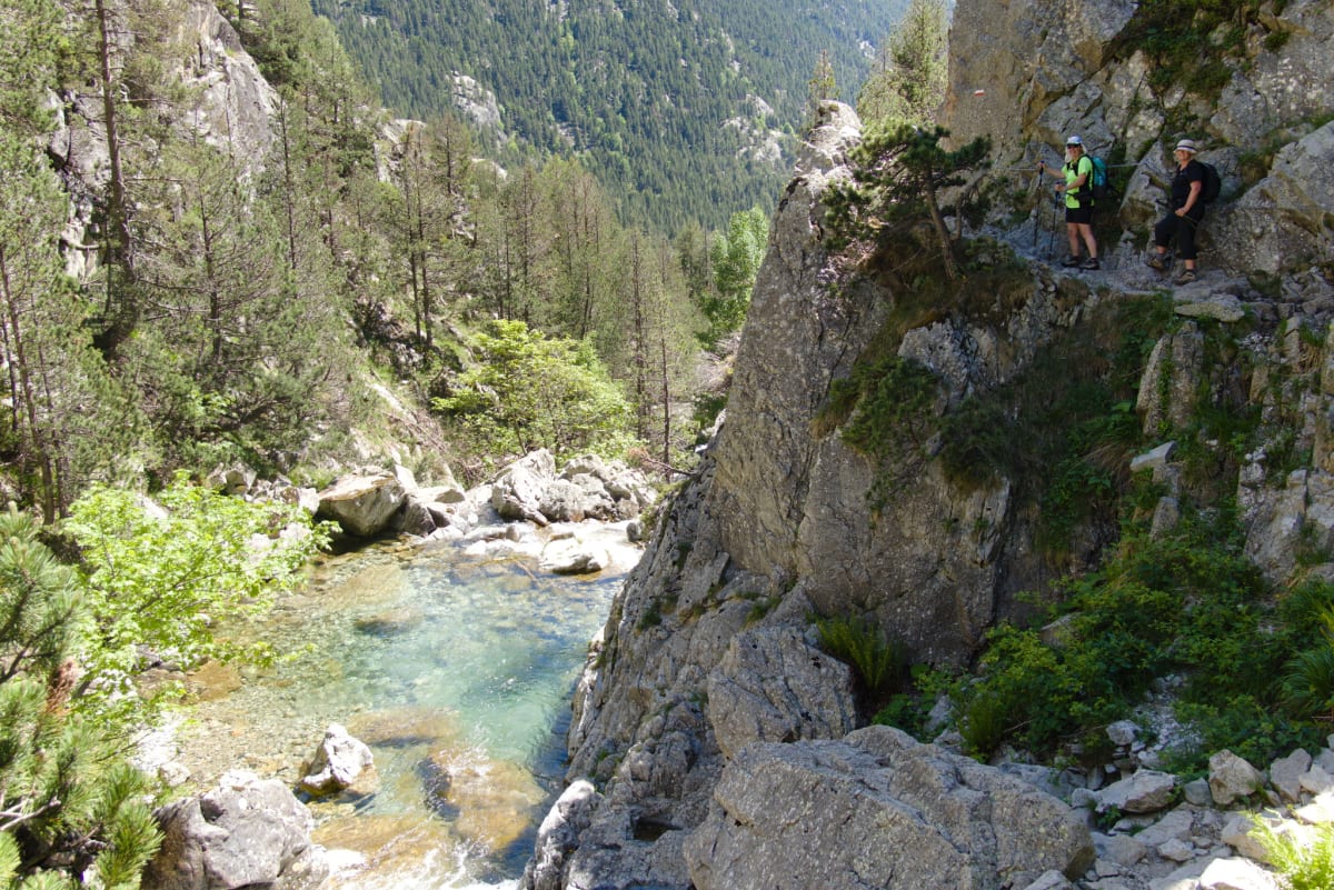 Crossing a narrow path, chain assisted above the Rio Caldares