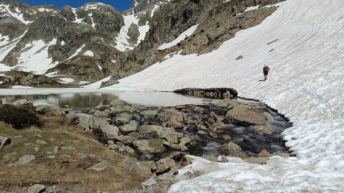 Crossing high angled snow banks alongside the Ibon de Arriel Bajo