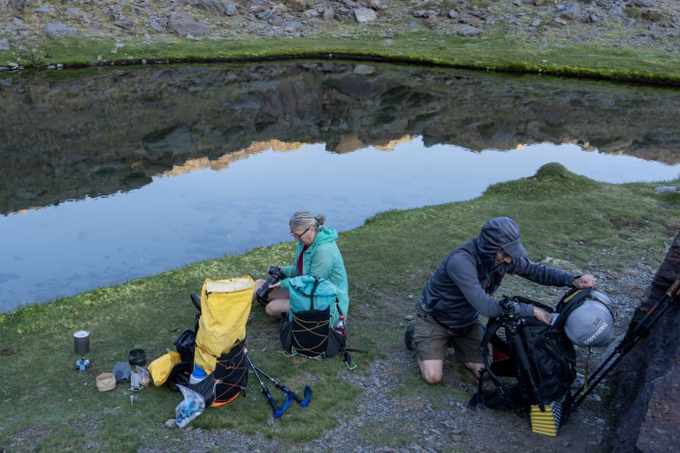 Coffee stop on the grassy banks of Laguna Misterioso