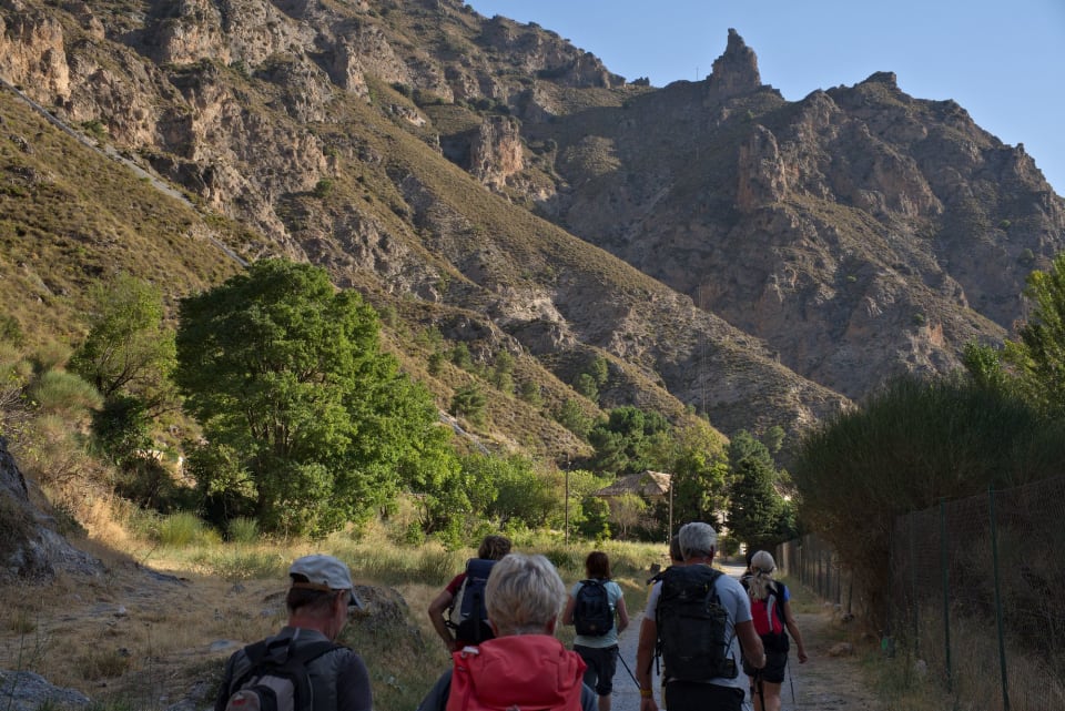 The approach along the Dilar valley trail