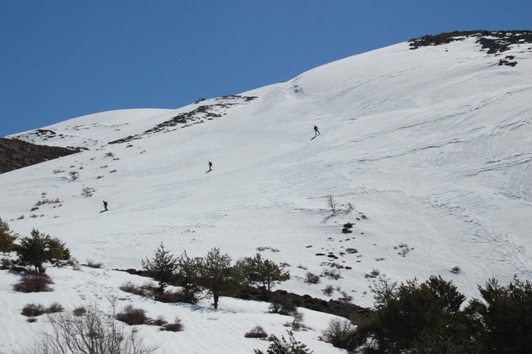 The 3 ski tourers making their way down to me