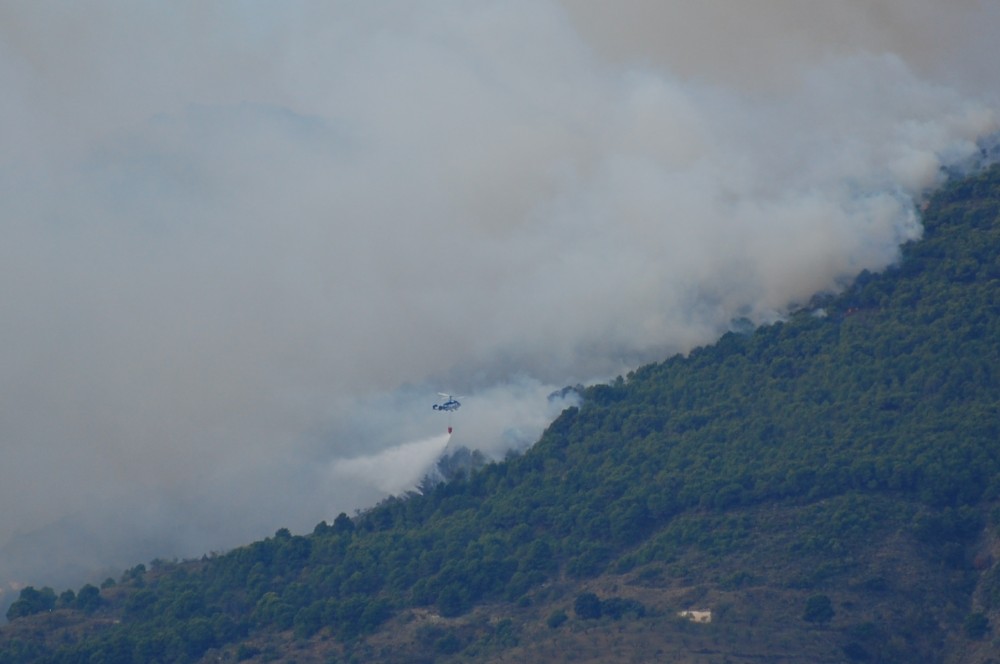 One of the many helicopters helping to extinguish the fire