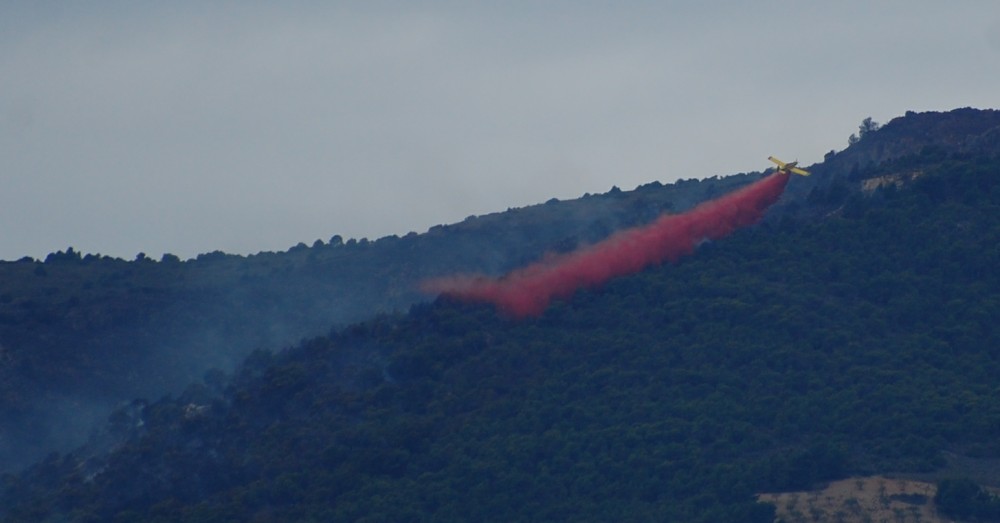 An aeroplane lets its chemical retardant out