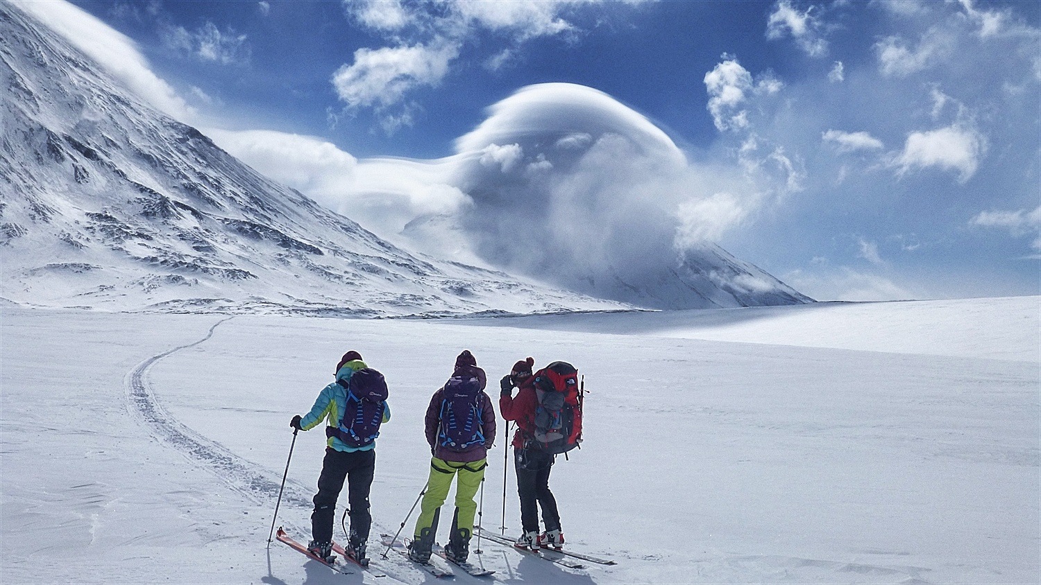 The girls having a chat. So close to Kluchevskoi now she does not fit in the photo. Kamen has vanished into mean looking cloud