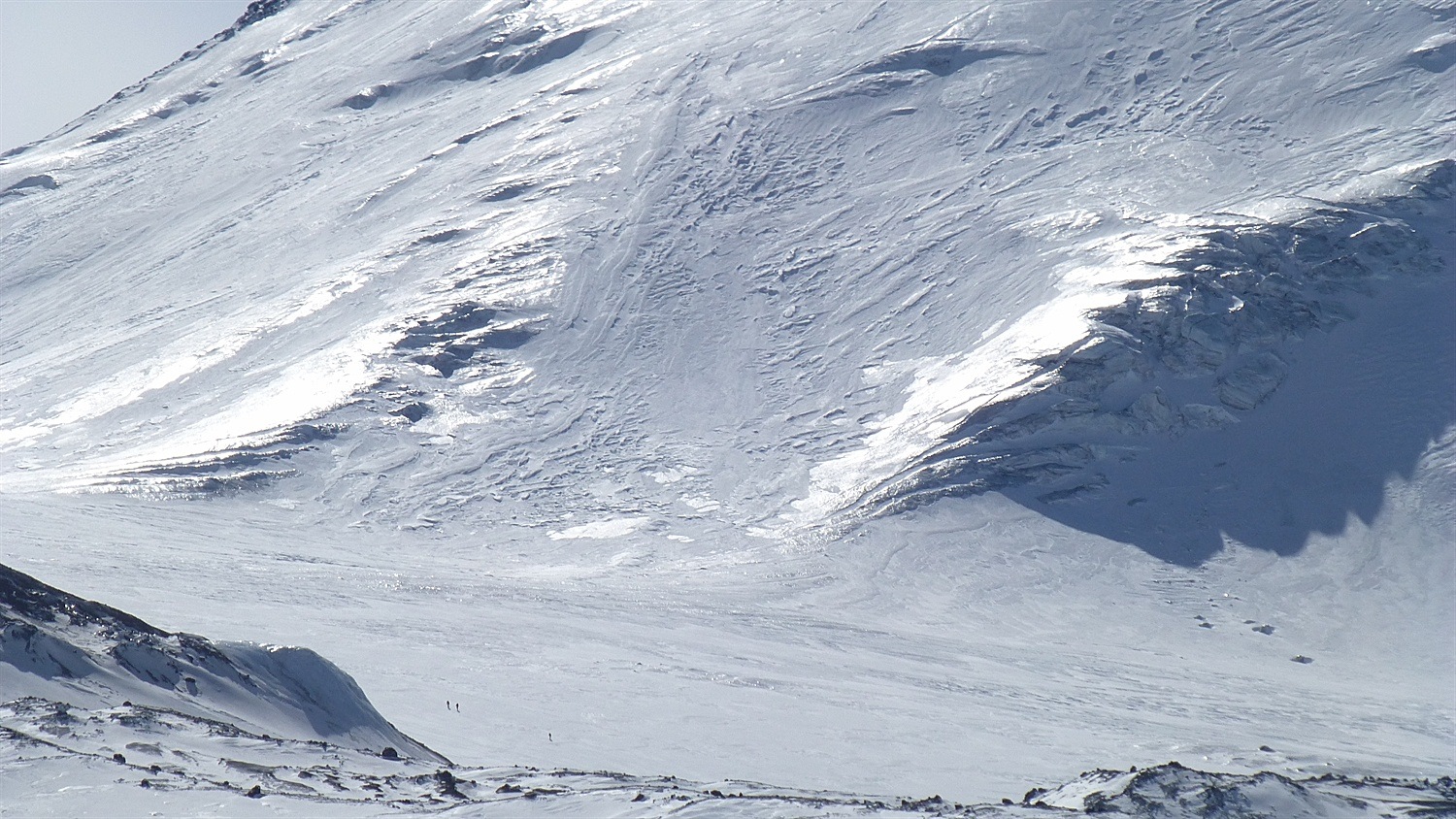 Spot the 3 little people on the glacier and see how icy the slope of Kamen is