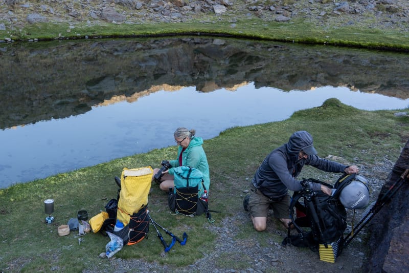 Coffee stop on the grassy banks of Laguna Misterioso
