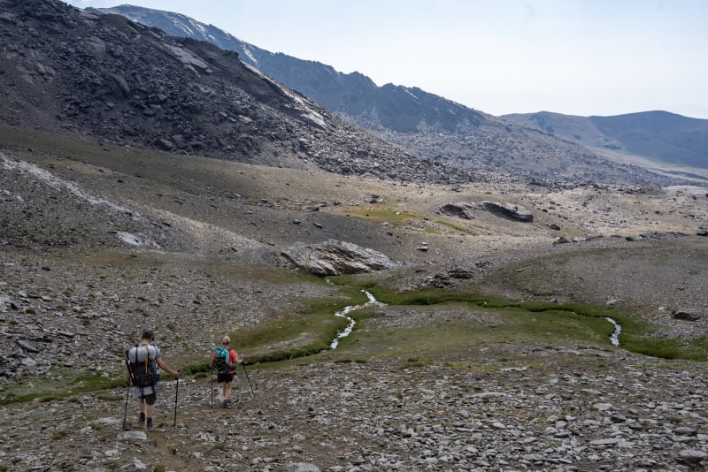 Dropping into the traverse to laguna Misterioso