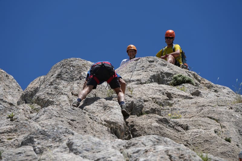 Scrambling on warm limestone