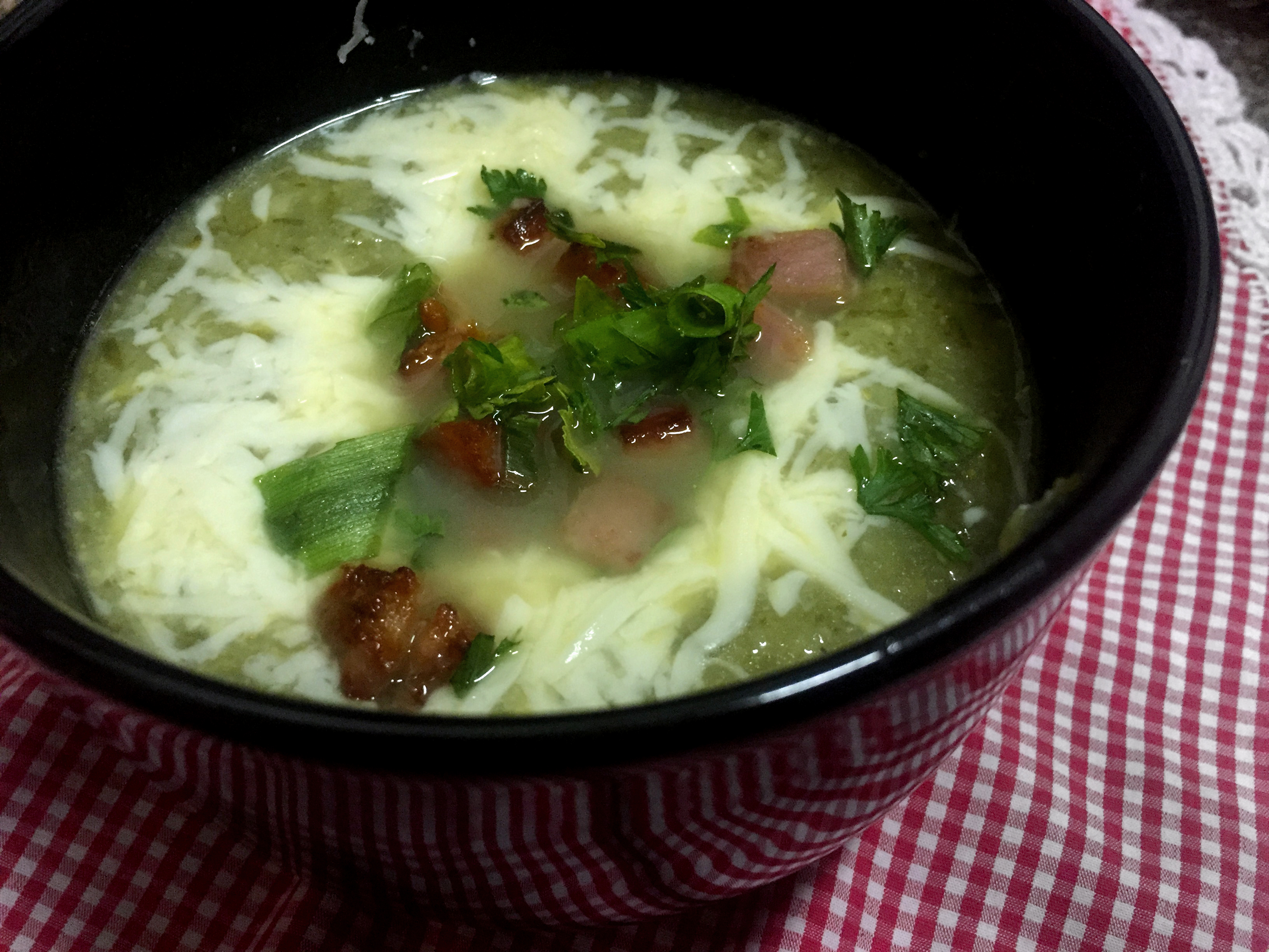 Sopa verde low carb com pimenta calabresa