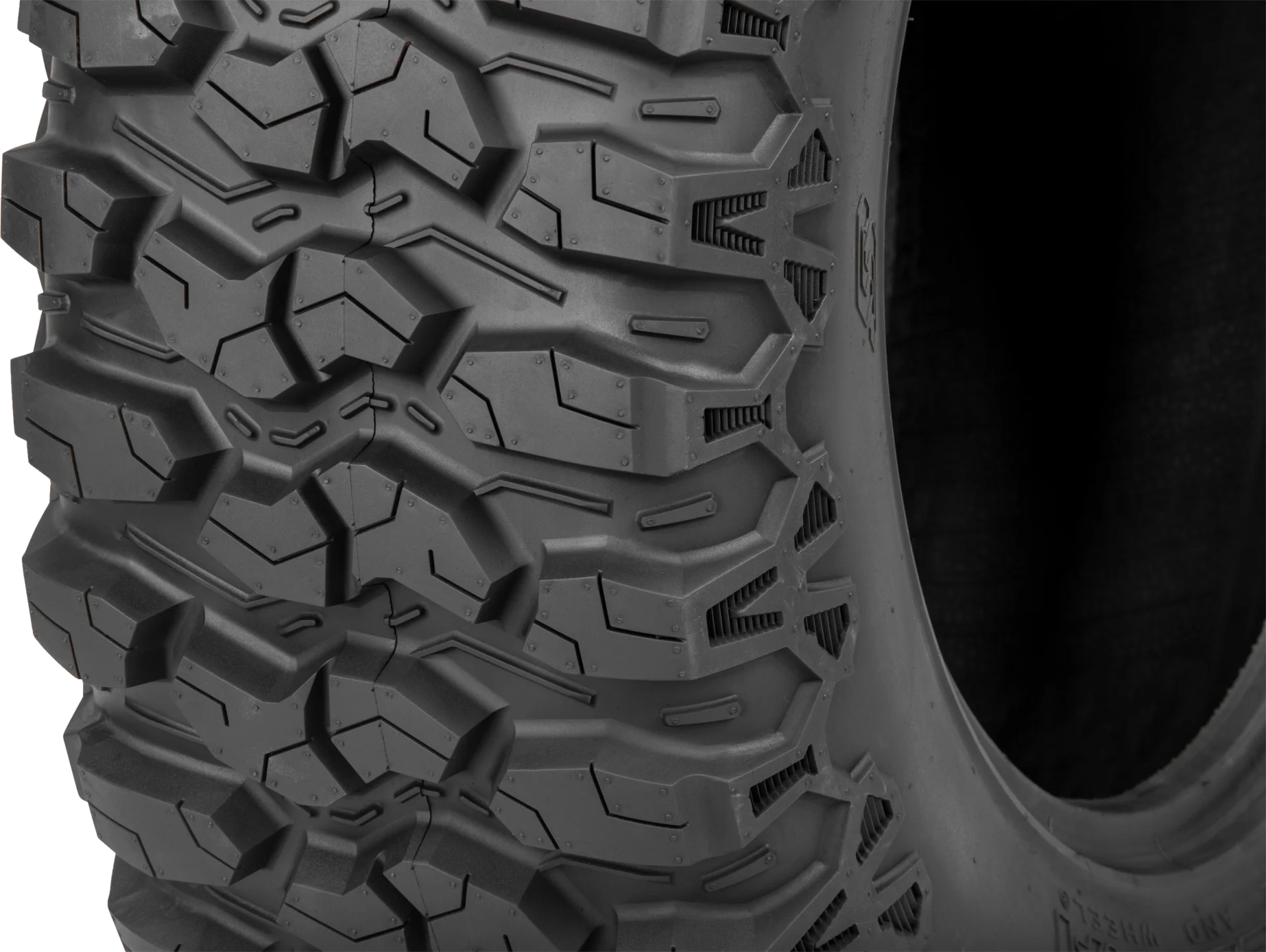 Close-up of Sedona Trail Saw 2.0 shoulder tread and sidewall