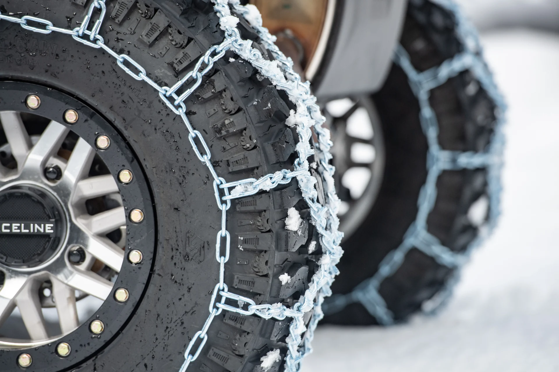 Sedona Diamond V-Bar chain set with hardened-steel cleats