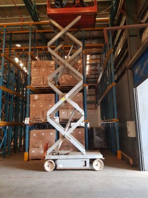 Electric scissor lift for rent