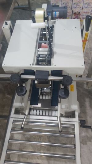 Carton sealing machine