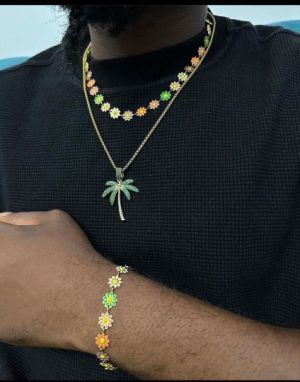 Celebrity necklace with bracelet