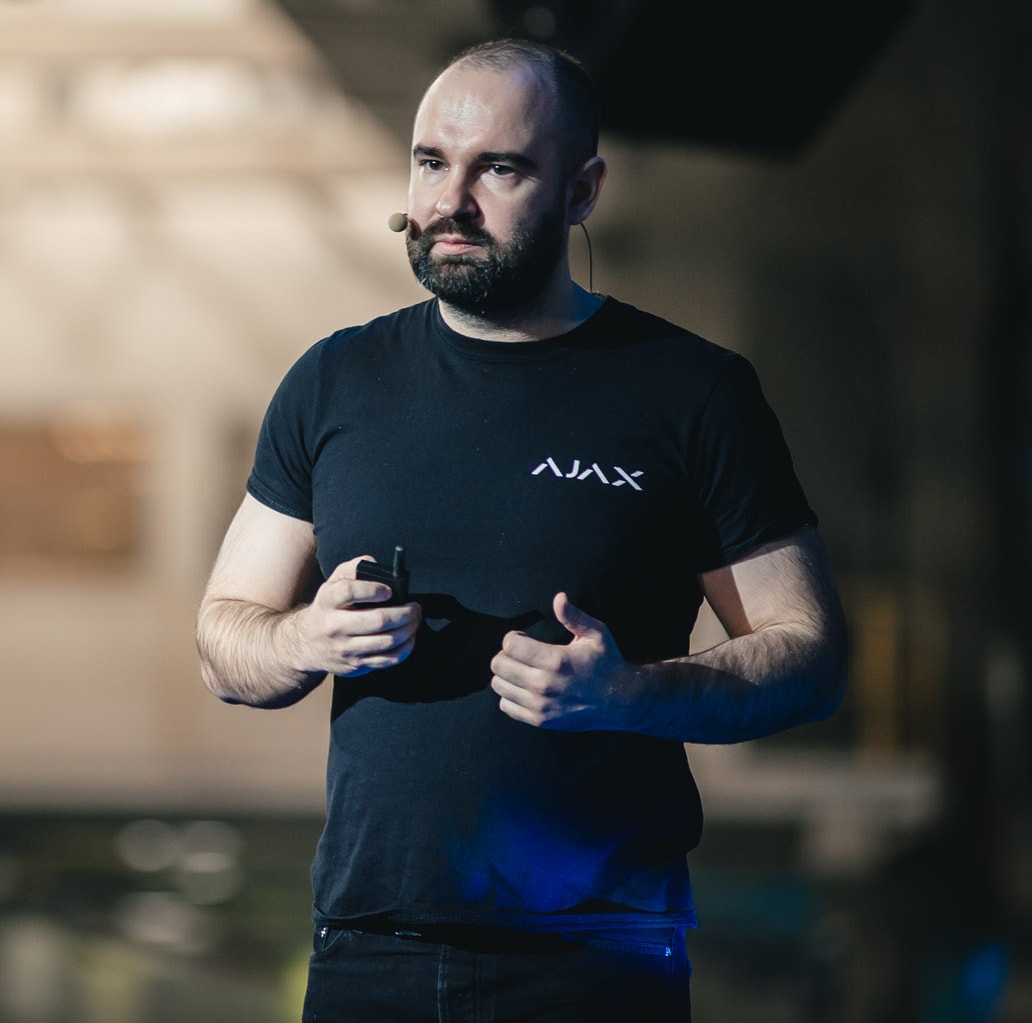 **Олександр Конотопський, CEO та засновник компанії Ajax Systems**. Джерело: [The Village Україна](https://www.village.com.ua/village/business/business-experience/297519-oleksandr-konotopskiy-ajax-systems-perezhiv-krizi-2008-y-2014-rokiv-yak-vin-die-zaraz)<br>
