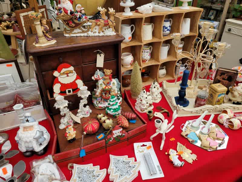 De brocante afdeling is weer aangevuld met leuke (kerst-) items! Kom maar eens kijken....