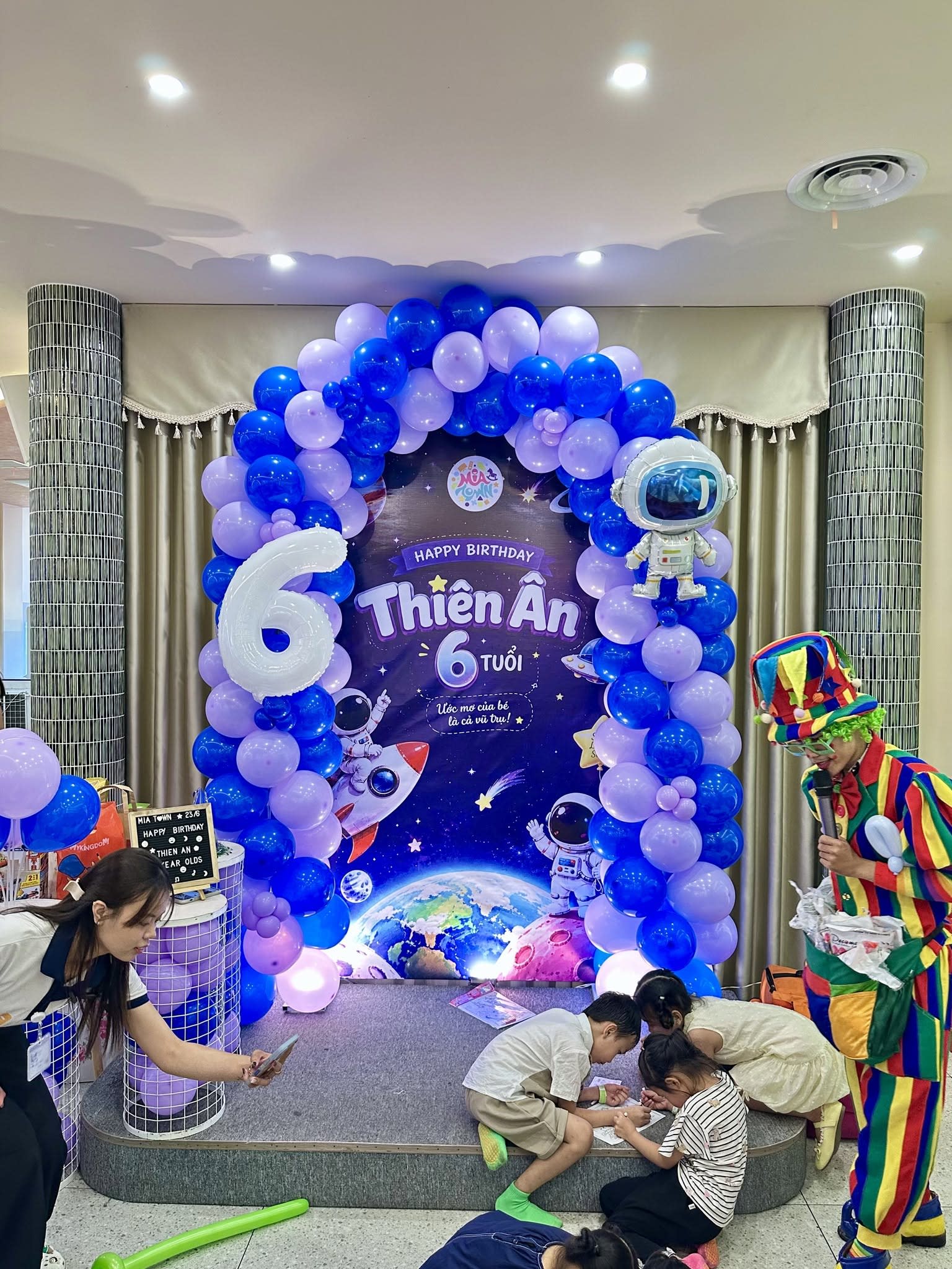 Trang trí backdrop dạng phi hành gia