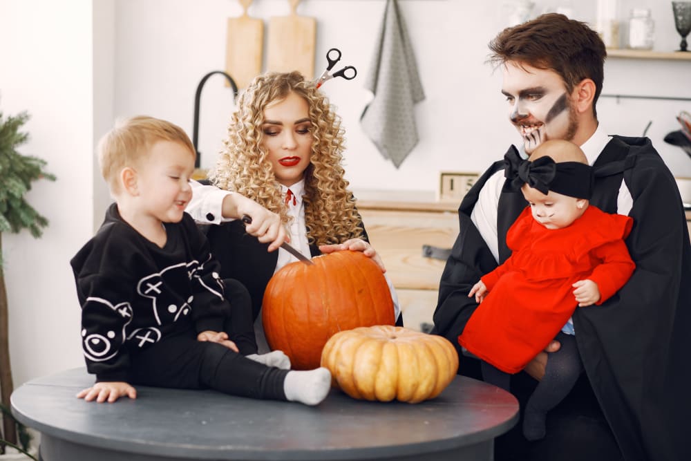 Familia disfrazada con calabazas en una sesión de fotos de Halloween