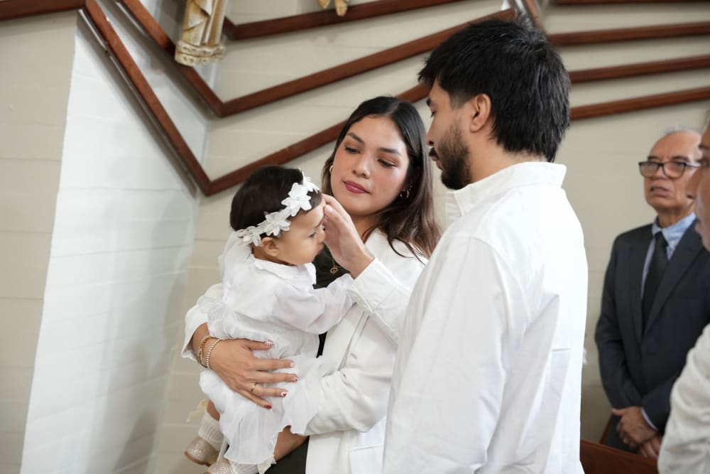 Fotografía de bautizo en Lima: padres con su bebé durante la ceremonia