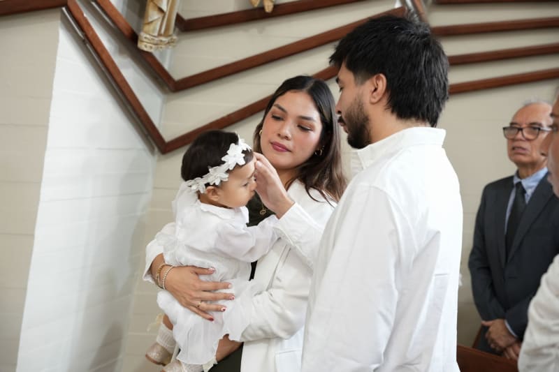 Fotografía de bautizo en Lima: padres con su bebé durante la ceremonia