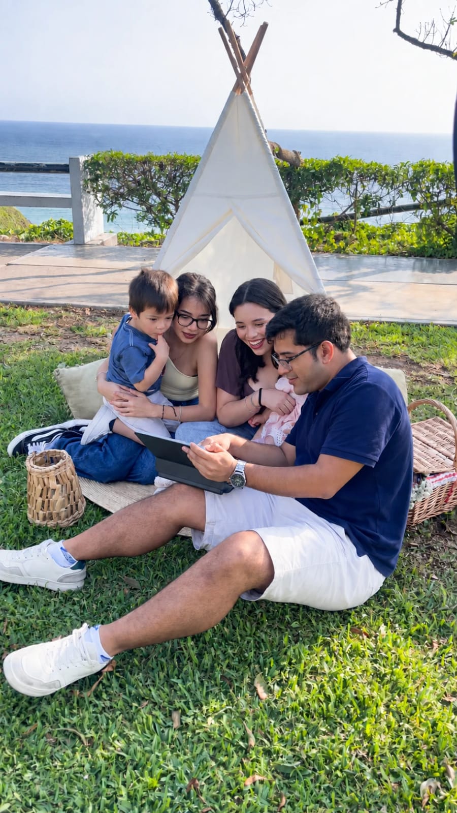 Arian Alpiste, fotógrafo de sesiones familiares en Lima, mostrando las fotos a una familia en una sesión en exteriores