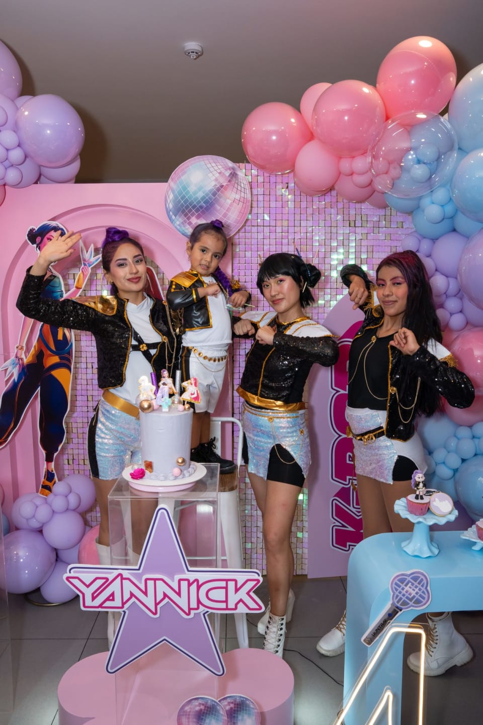 Fotografía de cumpleaños infantil en Lima: foto grupal frente a la decoración rosa