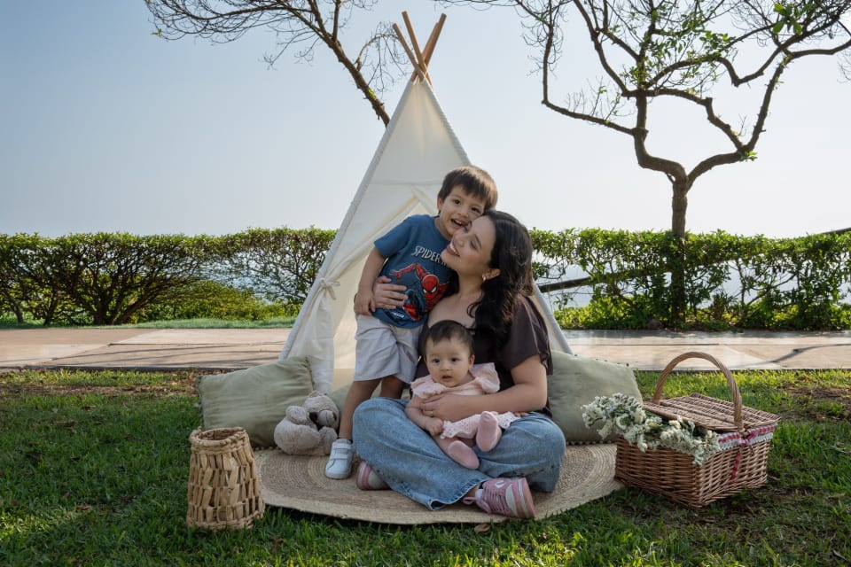 Sesión de fotos familiar en Lima: un niño abraza a su mamá mientras ella sostiene a su bebé