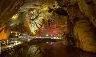 8월, 동굴에서 등골이 서늘