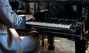 5월, 궁전에서 펼쳐지는 한여름 밤의 꿈