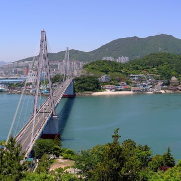 여수의 낭만은
버스를 타고