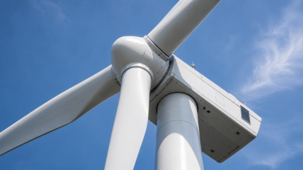 Dettaglio di nacelle e pale di aerogeneratore