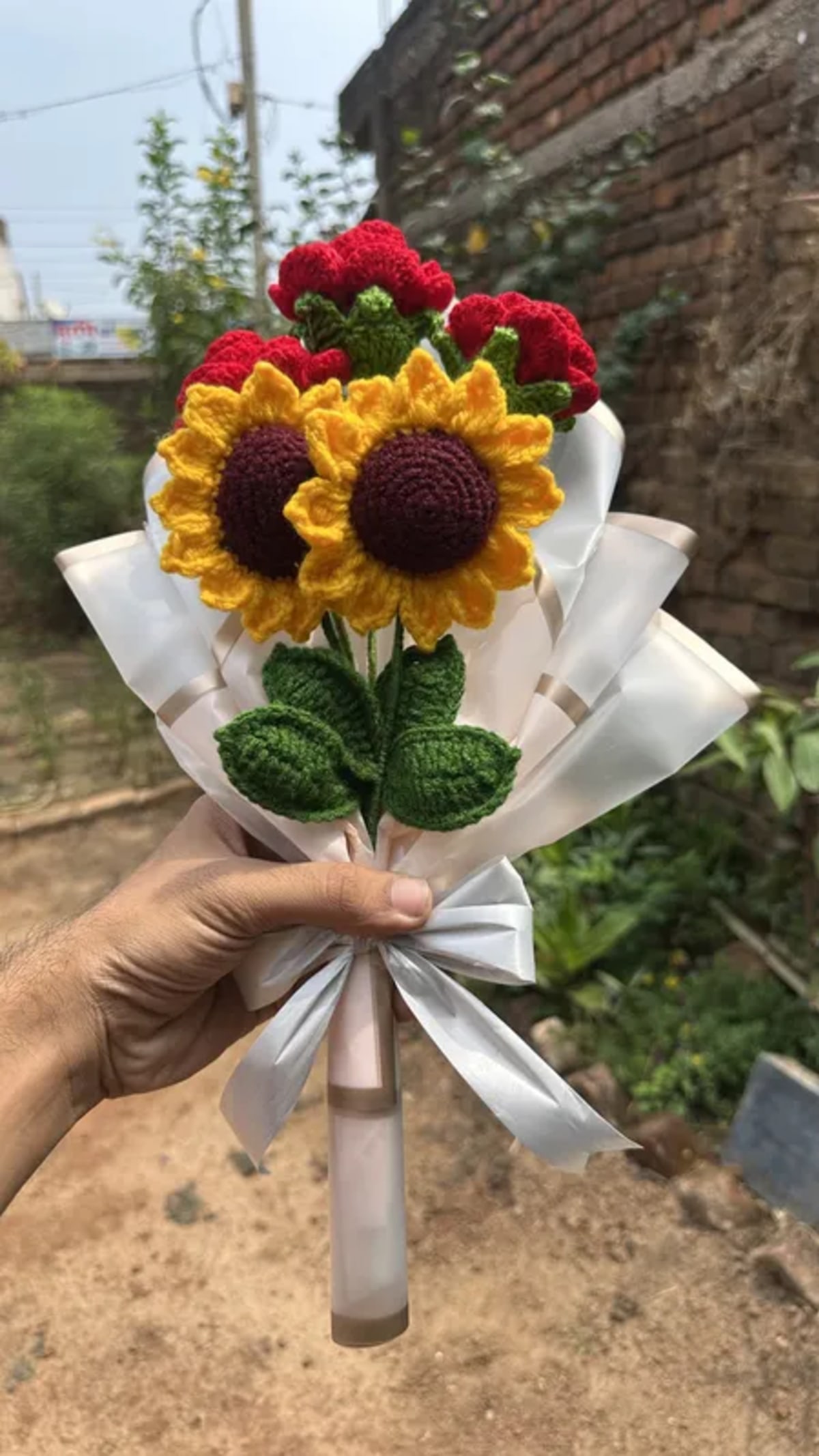 Crochet Sunflower and Rose Bouquet — image 4