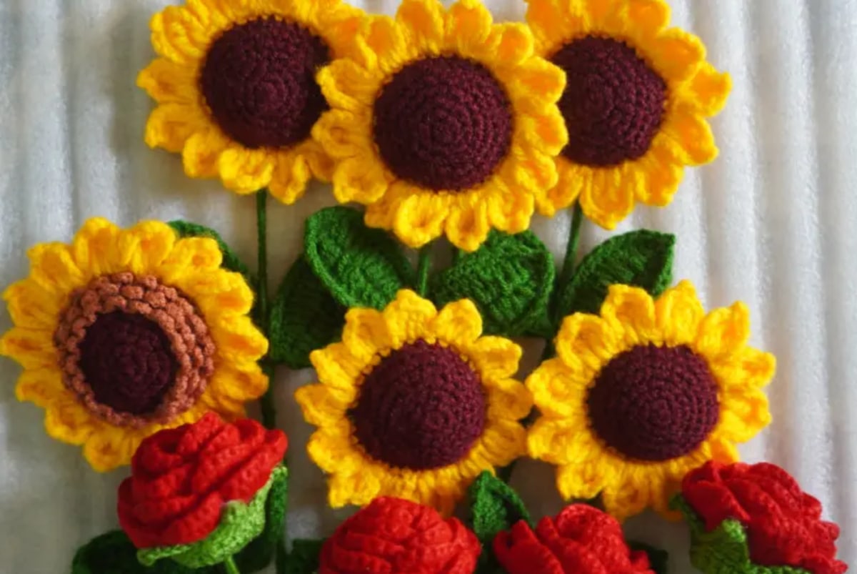 Crochet Lotus Gold Bouquet — image 4