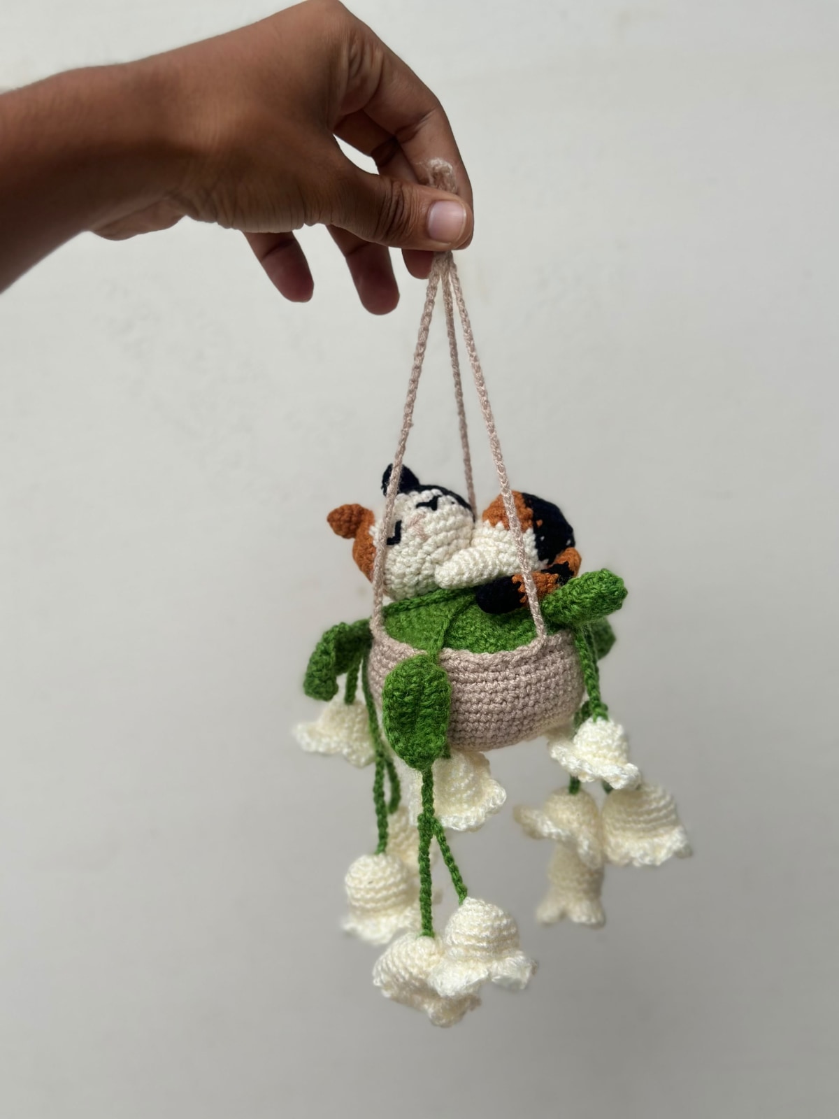 Crochet Sleeping Cat Pot — image 1