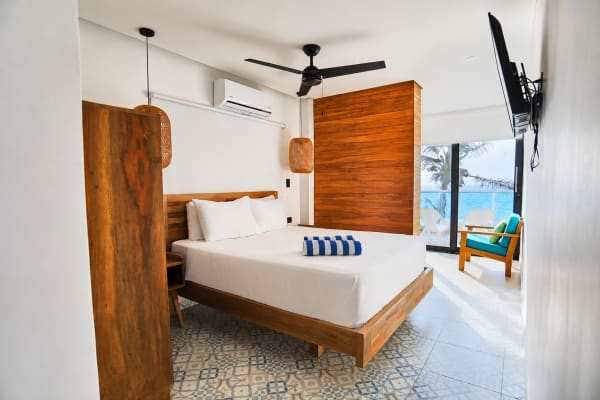 Habitaci&oacute;n para parejas con vista al mar y balc&oacute;n privado