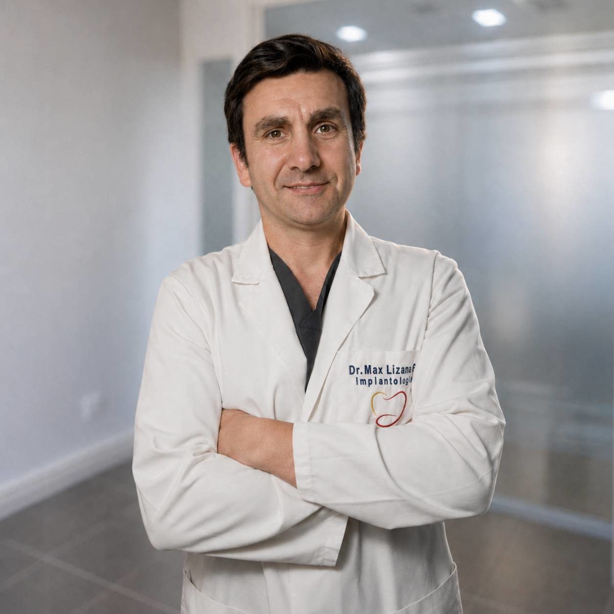 Dr. Max Lizana en su consulta de Red Implantología.