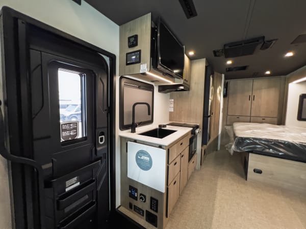 2027 Grand Design LINEAGE SERIES M 25FW FBP - Image:8