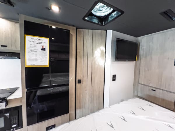 2027 Grand Design LINEAGE SERIES M 25FW FBP - Image:13