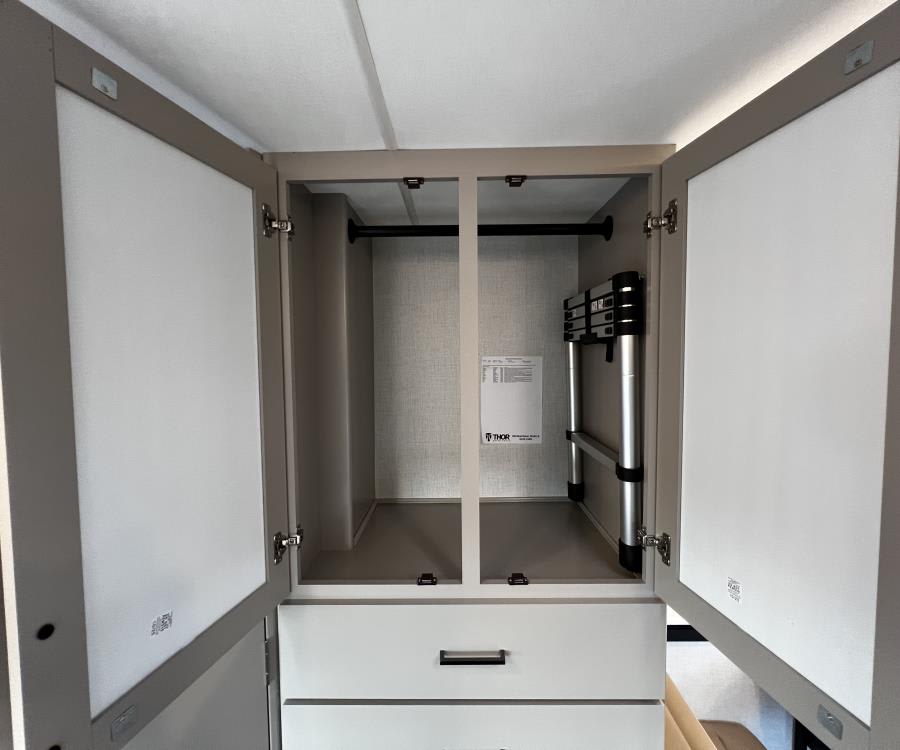 2026 Thor Motor Coach CHATEAU — photo 16 view