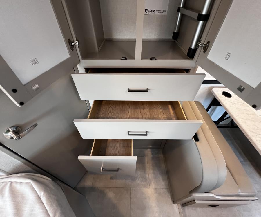 2026 Thor Motor Coach CHATEAU — photo 17 view