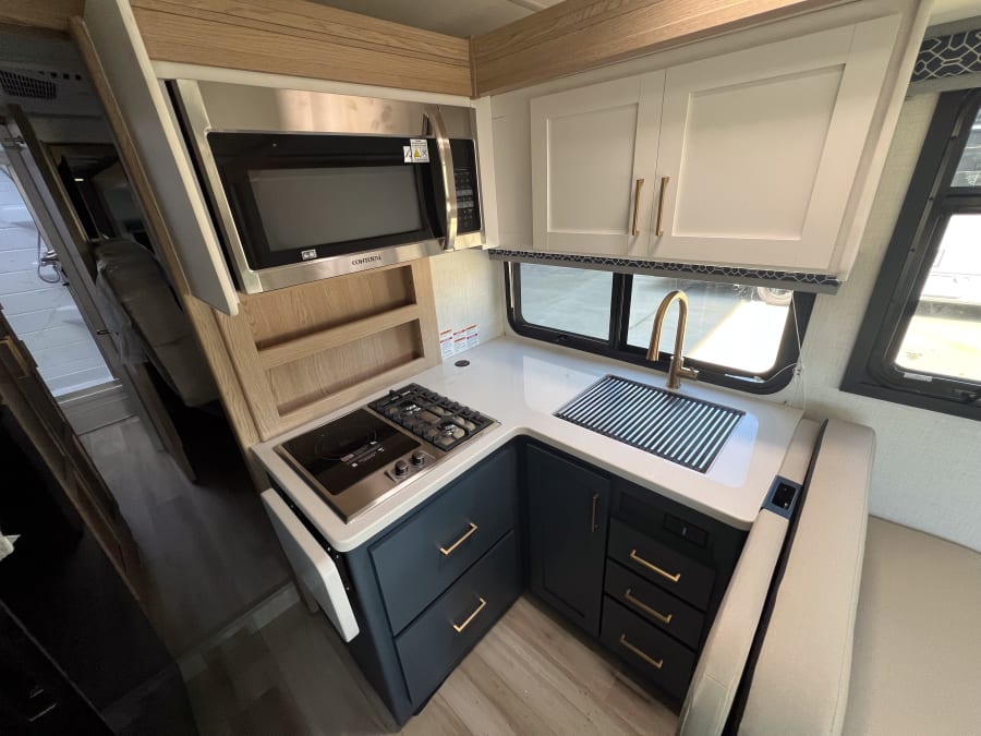 2026 Thor Motor Coach QUANTUM — photo 8 view