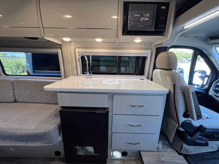 2026 Thor Motor Coach TELLARO — photo 8 view