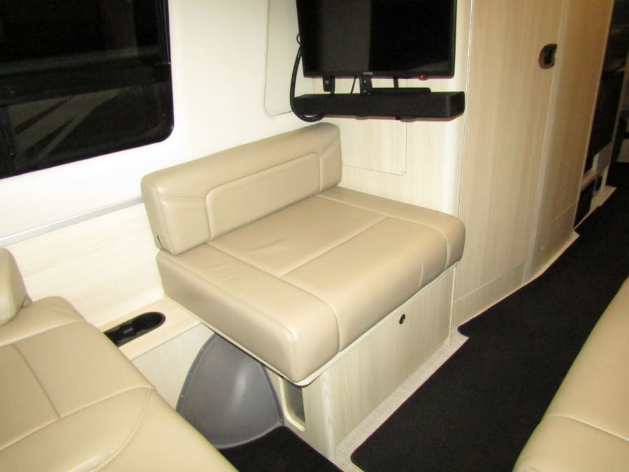 2024 Airstream INTERSTATE — photo 8 view