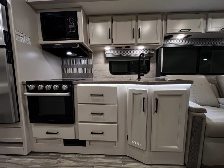 2023 Thor Motor Coach ACE — photo 12 view
