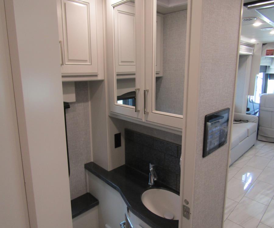 2026 Fleetwood DISCOVERY LXE — photo 19 view